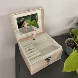 SZKATUŁKA KUFEREK NA BIŻUTERIĘ Z POZYTYWKĄ - ELEGANCKA I PRAKTYCZNA OZDOBNA