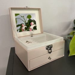 SZKATUŁKA KUFEREK NA BIŻUTERIĘ Z POZYTYWKĄ - ELEGANCKA I PRAKTYCZNA OZDOBNA
