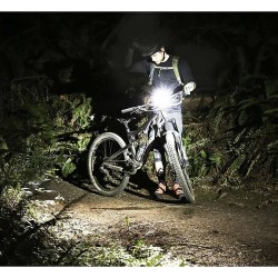 LAMPKA ROWEROWA LED Z LICZNIKIEM 23680 - WIELOFUNKCYJNA I PRAKTYCZNA